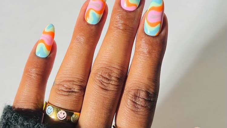 Pucci nails: Το πολύχρωμο μανικιούρ που φέρνει την πιο fun διάθεση του καλοκαιριού
