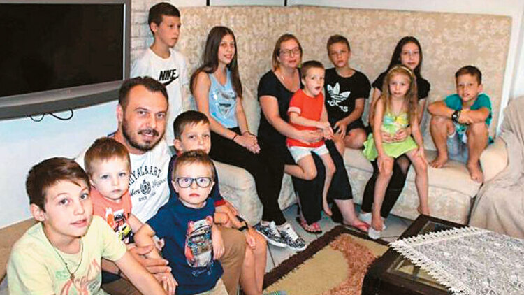 Είδος υπό εξαφάνιση οι υπερπολύτεκνοι στην Ελλάδα που γερνάει: Τα... δύο ταψιά μεσημεριανό, τα επιδόματα, η καθημερινότητά τους