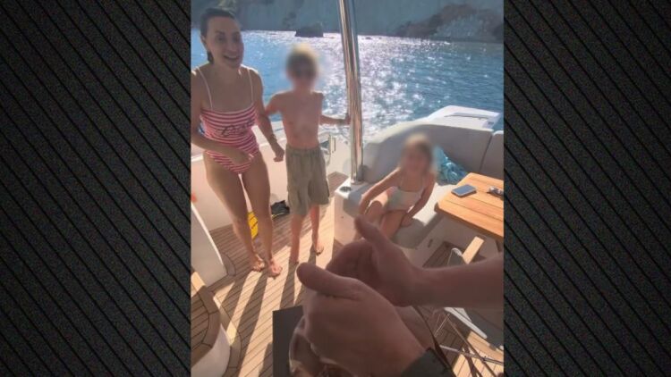 Η Ευδοκία Ρουμελιώτη γιόρτασε τα γενέθλιά της σε σκάφος, δείτε βίντεο να σβήνει την τούρτα της