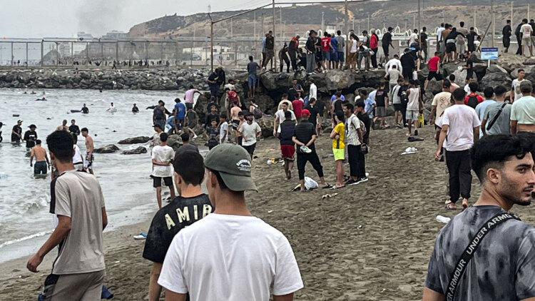 Τηλεδιάσκεψη Ευρωπαίων μετά την εισβολή μεταναστών στη Θέουτα: Δυσφορία για την πολιτική Σάντσεθ, ο ελληνικός αστερίσκος για τις έκτακτες κρίσεις