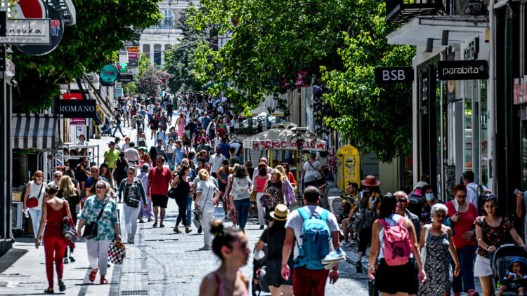 Τα δύο πρόσωπα της οικονομίας των νοικοκυριών: Ανεβαίνει ο πλούτος, πέφτει η αποταμίευση, «φουσκώνει» ο δανεισμός