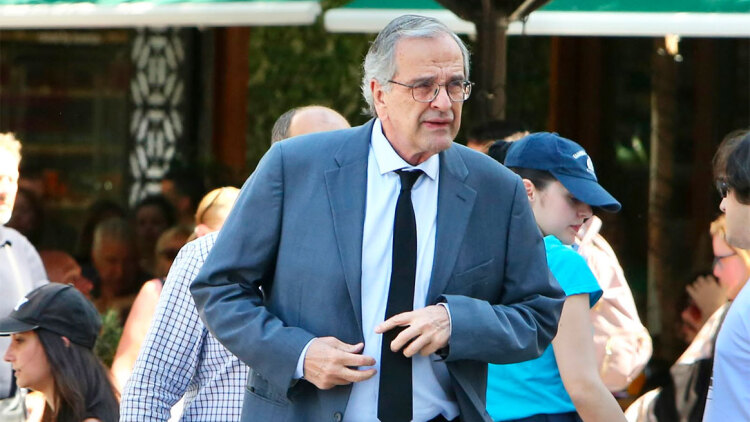 Αντώνης Σαμαράς: Συλλυπήθηκε και αποχώρησε αμέσως από την κηδεία του Γιάννη Βαρβιτσιώτη