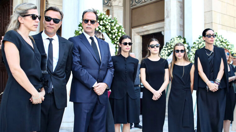 Με δάκρυα στα μάτια οι γιοι και οι εγγονές του Γιάννη Βαρβιτσιώτη στην κηδεία του στη Μητρόπολη Αθηνών