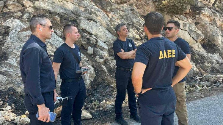 Αυτοψία της ΔΑΕΕ στο σημείο πτώσης των δύο ελικοπτέρων στην Ψάθα, δείτε φωτογραφίες 