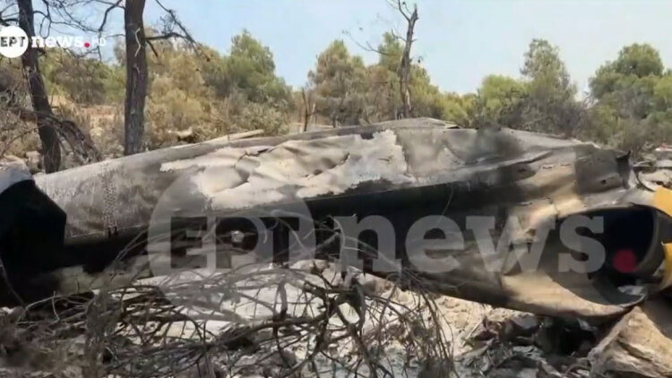 Νέες εικόνες από το σημείο της συντριβής των ελικοπτέρων στη φωτιά της Δυτικής Αττικής, δείτε βίντεο 
