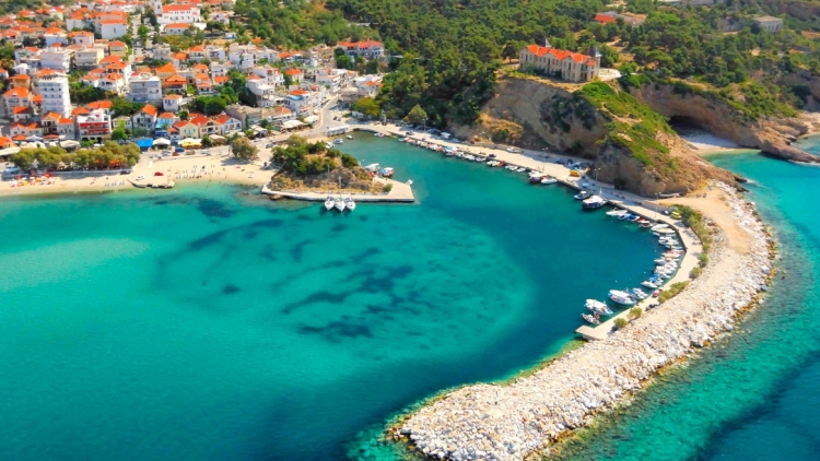 Αυξημένη η τουριστική κίνηση προς τη Θάσο: Πάνω από 518.000 επιβάτες και χιλιάδες οχήματα τον Ιούλιο
