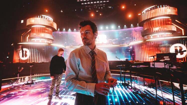Harry Styles: Έπεσε στη σκηνή στη διάρκεια συναυλίας και η αντίδρασή του έγινε αμέσως viral
