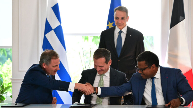 Υπεγράφη πριν λίγο η συμφωνία για την ηλεκτρική διασύνδεση Ελλάδας - Κύπρου, με τη συμμετοχή άνω του 50% της γαλλικής Meridiam