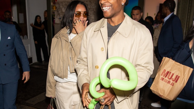 Rihanna: Χορεύει αισθησιακά στον A$AP Rocky κατά τη διάρκεια κρουαζιέρας στα Μπαρμπέιντος
