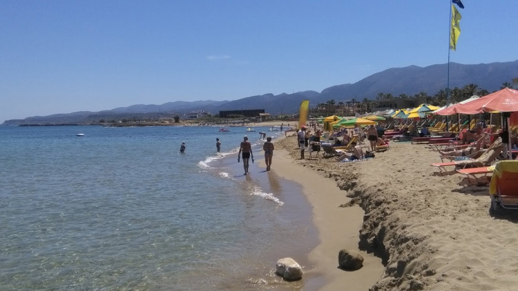 Πώς έγινε η τραγωδία με την νεκρή μητέρα στα Μάλια: Βούτηξε για να βοηθήσει τη φίλη της και πνίγηκε, τα παιδιά φώναζαν για βοήθεια