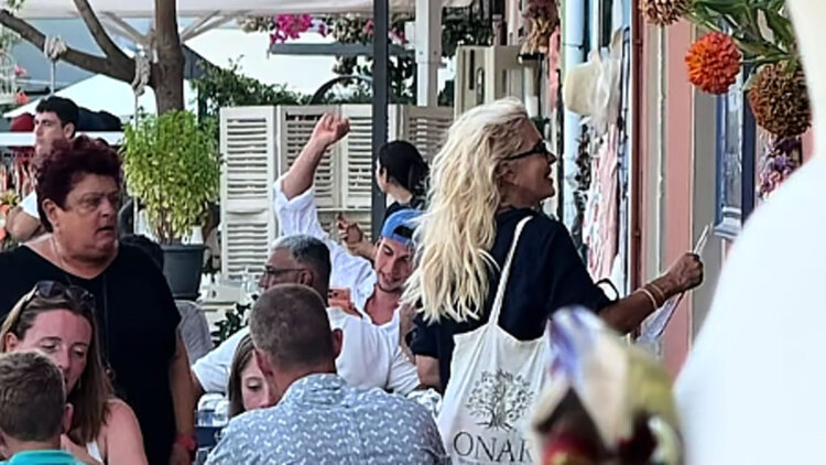 Η Ελένη Μενεγάκη απαθανατίστηκε για φαγητό στο Φισκάρδο με τον Μάκη Παντζόπουλο, δείτε βίντεο