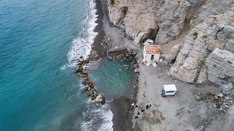 Τα spa της ελληνικής φύσης: Παραλίες με ιαματικά νερά στην Ελλάδα για αναζωογονητικές βουτιές