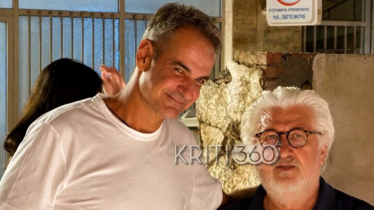 Χαλαρή έξοδος για τον Κυριάκο Μητσοτάκη και τη σύζυγό του Μαρέβα στα Χανιά, φωτογραφίες
