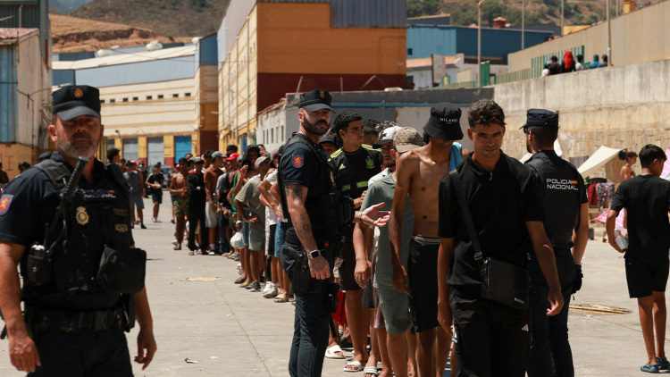 «Πόλεμος» Ισπανίας και Ιταλίας λόγω της Θέουτα: Η Μαδρίτη επιβάλει και αυτή έλεγχους στα σύνορα, η Ρώμη «δεν δέχεται τελεσίγραφα»
