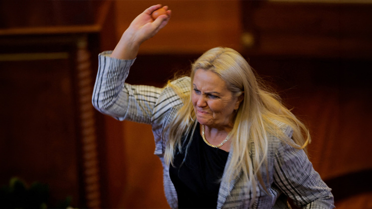 Χάος στη Βουλή του Κοσόβου: Βουλευτής της αντιπολίτευσης πέταξε αυγά στον πρωθυπουργό Άλμπιν Κούρτι, δείτε βίντεο