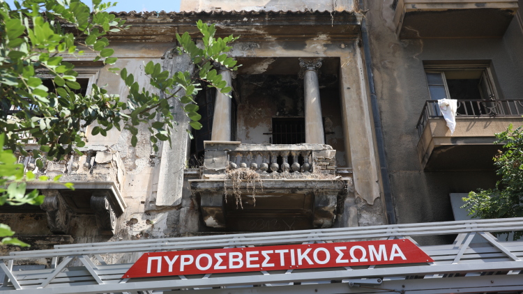 Πυρκαγιά σε ακατοίκητο κτήριο στην Κουμουνδούρου, απεγκλωβίστηκε ένα άτομο

