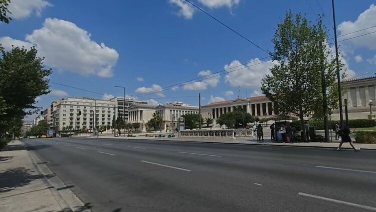 Έρημη πόλη η Αθήνα: Άδειοι κεντρικοί δρόμοι σε Σύνταγμα, Κολωνάκι, Ομόνοια και Εξάρχεια, δείτε βίντεο