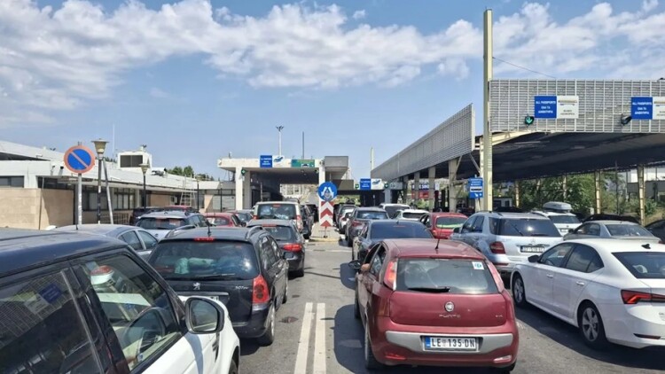 Ουρές και καθυστερήσεις πάνω από 1 ώρα στο Τελωνείο Ευζώνων, στο ρεύμα εξόδου από την Ελλάδα, δείτε βίντεο
