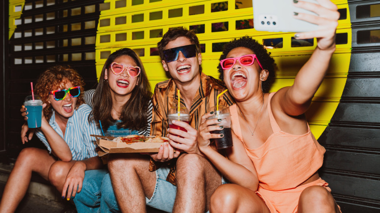 Μελέτη Bank of America: Η Gen Z αποταμιεύει λιγότερο από κάθε άλλη γενιά, ωστόσο συνεχίζει να ξοδεύει