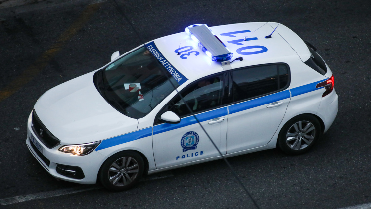 Απατεώνας άρπαξε 400.000 ευρώ και κοσμήματα από ηλικιωμένη στη Βοιωτία