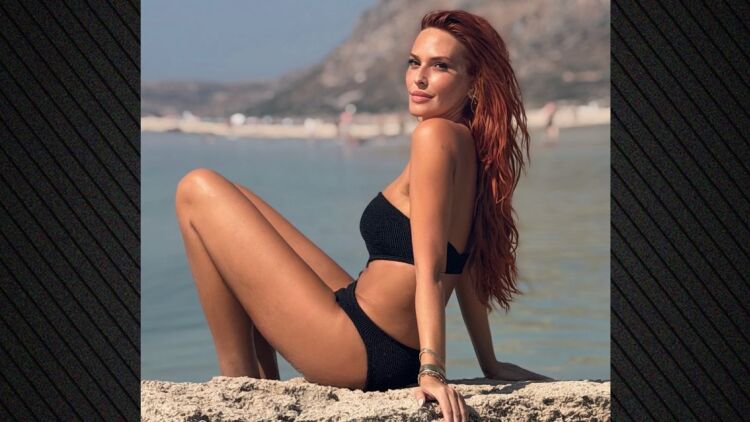 Η Σίσσυ Χρηστίδου φωτογραφήθηκε με μονοκίνι σε παραλία στα Χανιά