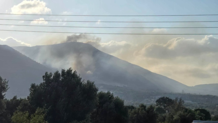 Φωτιά τώρα στον Κουβαρά Αττικής, καίει κοντά σε οικισμό, πετάνε 3 ελικόπτερα