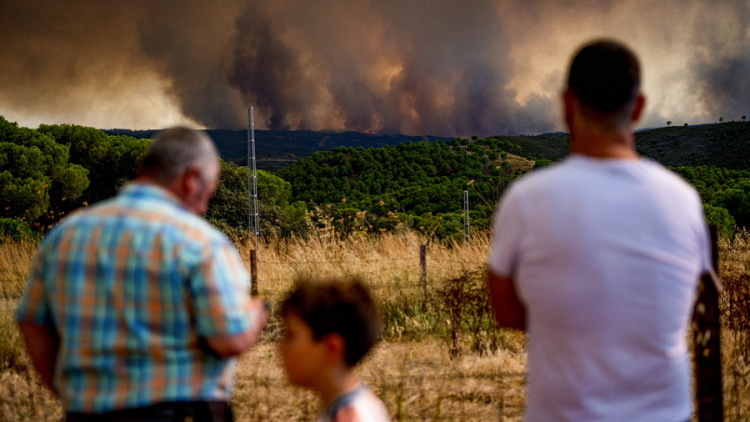 Μεγάλη φωτιά στην Ουέλβα της Ισπανίας: 800 άνθρωποι εγκατέλειψαν τα σπίτια τους - «Ίσως χρειαστούν μέρες για να τεθεί υπό έλεγχο»