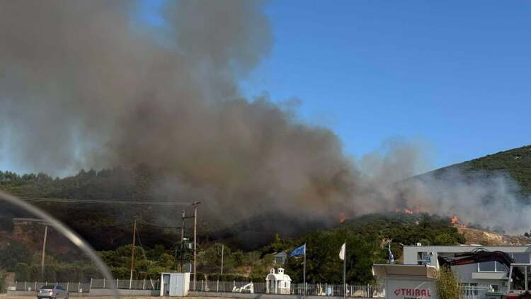 Φωτιά τώρα στο Κοκκινόχωμα Καβάλας, σηκώθηκαν τρία εναέρια, δείτε βίντεο και φωτογραφίες