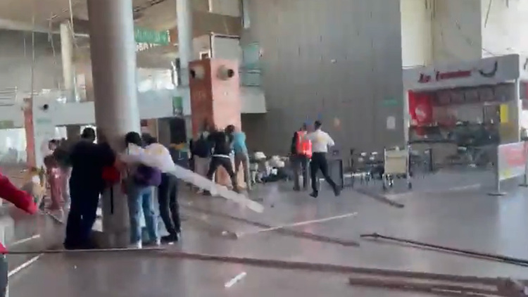 Συγκλονιστικό βίντεο: Ο Εγκέλαδος χτυπά σε αεροδρόμιο της Κολομβίας, εικόνες χάους, άνθρωποι τρέχουν πανικόβλητοι