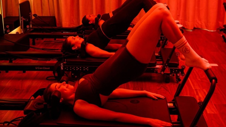 Red light workout: Η νέα wellness τάση που συνδυάζει άσκηση και φωτοθεραπεία
