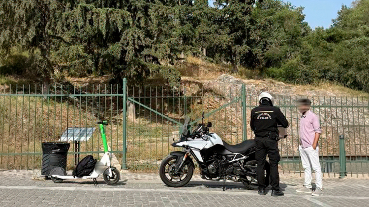 Τα πατίνια στο σφυρί λόγω προστίμων, ασφάλισης και κράνους  Γονείς που τα αγόρασαν στα παιδιά τους, τώρα τα πουλάνε