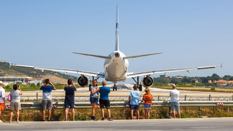 Ιταλίδα τουρίστρια τραυματίστηκε σοβαρά από το ρεύμα αεροπλάνου στο αεροδρόμιο Σκιάθου, διακομίστηκε με αεροδιακομιδή στον Βόλο