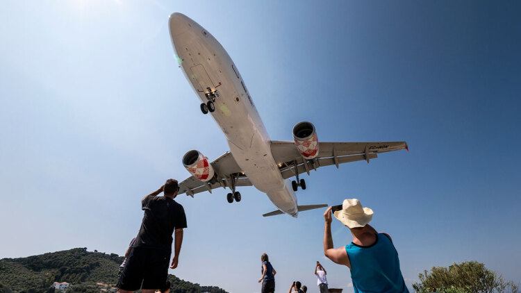 Σοβαρός τραυματισμός τουρίστριας στο αεροδρόμιο Σκιάθου από το ρεύμα αεροπλάνου, διακομίστηκε με αεροδιακομιδή στον Βόλο
