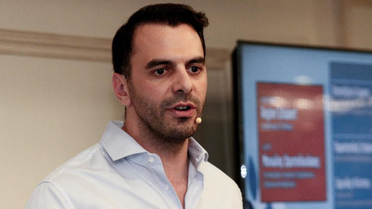 «Δεν είμαι ο μόνος από το ΠΑΣΟΚ που στοχοποιείται» απαντά ο Χριστοδουλάκης σε δημοσίευμα για κρατικές συμβάσεις 9 εκατ. ευρώ στην οικογενειακή εταιρεία