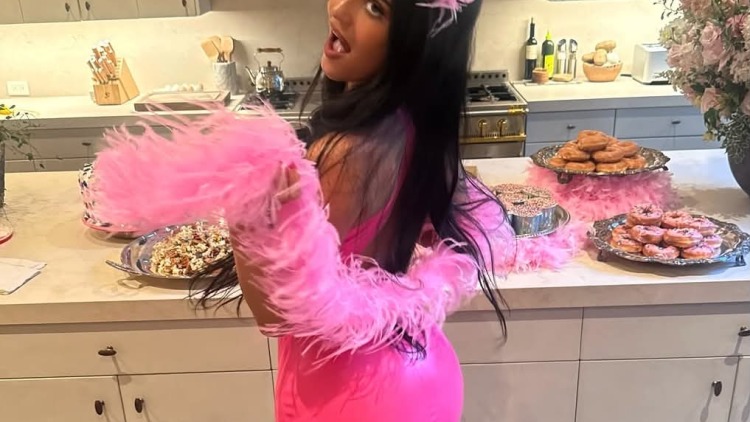 Kylie Jenner: Γιόρτασε τα 29α γενέθλιά της με ένα εντυπωσιακό ροζ look και πάρτι με θέμα την «Princess Kitty»
