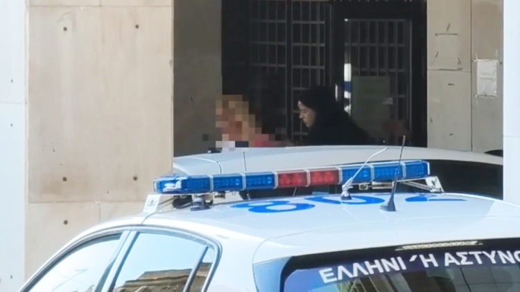Βίντεο: Στην Ευελπίδων η 46χρονη κατηγορούμενη για τον εμπρησμό στην Marfin, σήμερα η απολογία της