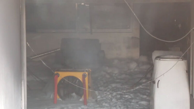 Υπό μερικό έλεγχο η φωτιά σε γκαράζ στο Ελληνικό: Εκκενώθηκε η πολυκατοικία και προκλήθηκαν φθορές, δείτε βίντεο