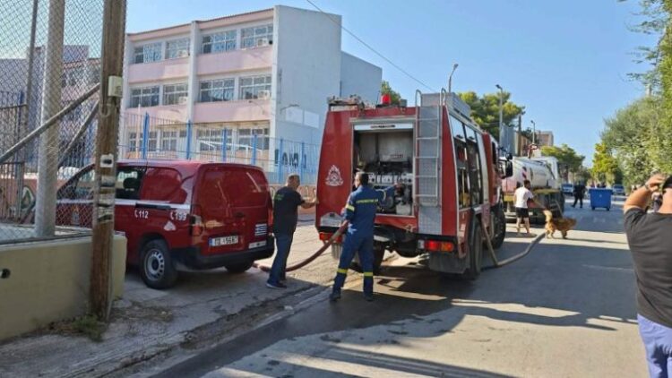Φωτιά τώρα σε οροφή σχολείου στη Λούτσα, κινητοποίηση της Πυροσβεστικής