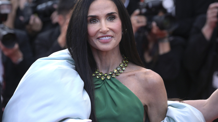 Demi Moore: Η εντυπωσιακή εμφάνιση με λευκό μίνι φόρεμα στον γάμο της κόρης της
