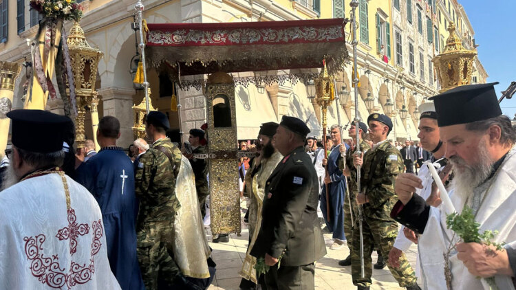 Με πλήθος πιστών η λιτανεία του Αγίου Σπυρίδωνος στην Κέρκυρα, σε τριήμερο προσκύνημα το Ιερό Σκήνωμα