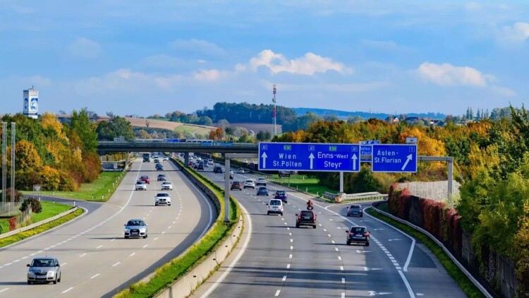 Σε ποια χώρα επιτρέπεται να πας πιο γρήγορα αν έχεις ηλεκτρικό, και γιατί;