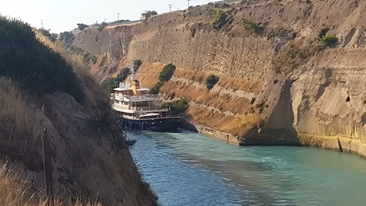 Η στιγμή που superyacht αξίας 50 εκατ. ευρώ χτυπά στα τοιχώματα του Ισθμού της Κορίνθου, δείτε βίντεο