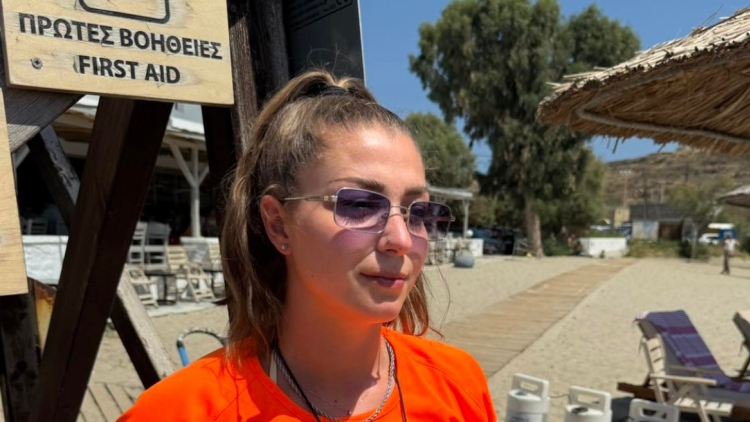 Σύρος: Ναυαγοσώστρια έσωσε 16χρονη που τραυματίστηκε πέφτοντας από μώλο στη Βάρη
