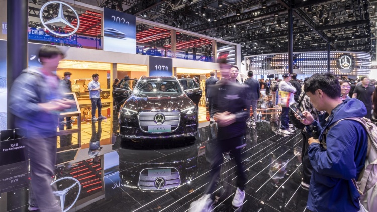 «Με τον ήλιο τα βάζουν…» Mercedes, BMW και VW δεν τραβάνε με τίποτα στην Κίνα

