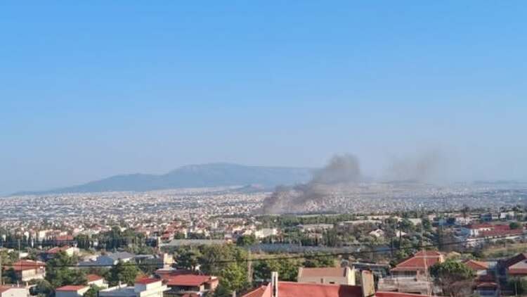 Φωτιά τώρα κοντά στο στρατόπεδο Καποτά στο Μενίδι, 112 για ετοιμότητα, κινητοποίηση της Πυροσβεστικής