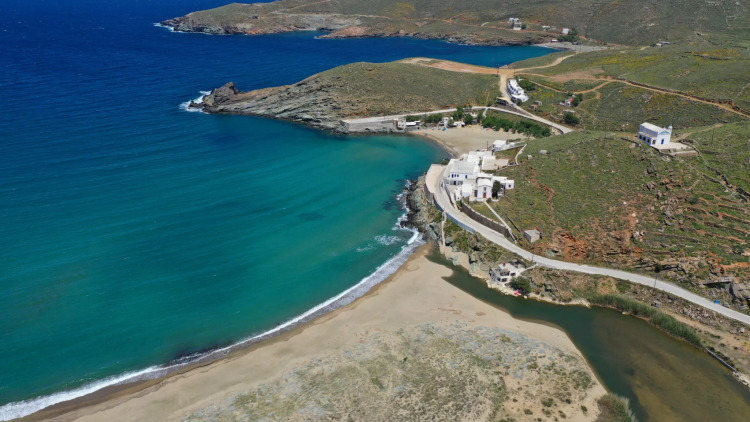 Διακοπές στην Τήνο: Βουτιές στις ωραιότερες παραλίες του νησιού