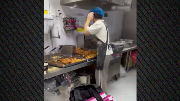 Υπάλληλος σε fast food της Κίνας καταρρέει και παθαίνει κρίση πανικού από τις υπερβολικές παραγγελίες που πρέπει να ετοιμάσει, δείτε βίντεο