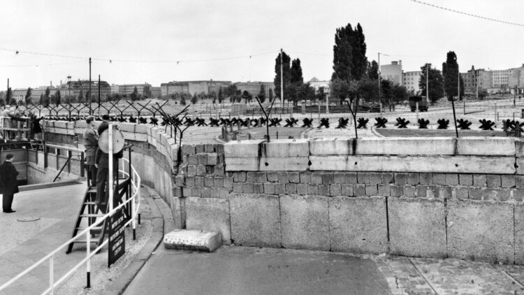 «Σαν φράχτης στρατοπέδου συγκέντρωσης»: 65 χρόνια από την ανέγερση του Τείχους του Βερολίνου