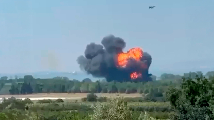 Το τουρκικό F-16 περνά πάνω από αυτοκίνητο και συντρίβεται λίγα μέτρα μακριά - Νέα βίντεο από την πτώση του μαχητικού στη Γιάλοβα