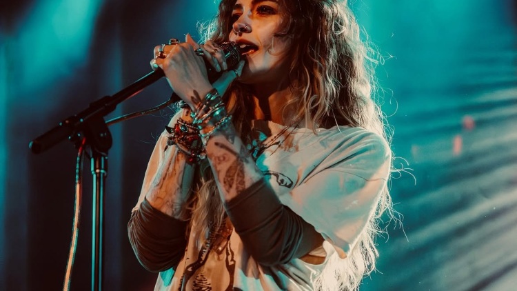 Paris Jackson: Περιγράφει την πρώτη συνάντηση με τη μητέρα της Debbie Rowe στα 15 της
